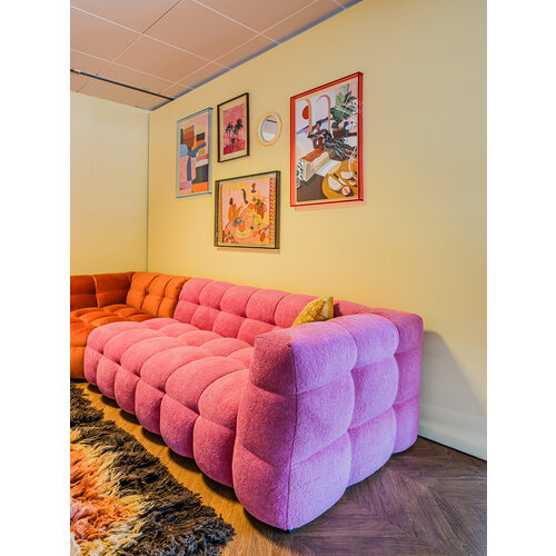 COMF Collection Toonzaalmodel Zetel Soho - Opstellling: 1 zit - stof: Royal 73 pink (cat. 14) + Hoekelement - stof: Juke 25 orange (cat. 8) + 3-zit R - stof: Boogie 73 pink (cat. 7)