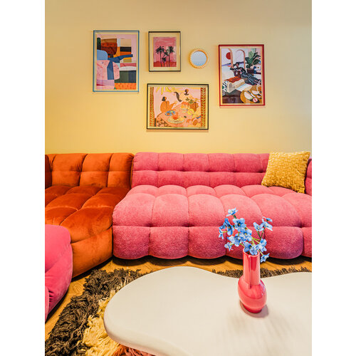 COMF Collection Toonzaalmodel Zetel Soho - Opstellling: 1 zit - stof: Royal 73 pink (cat. 14) + Hoekelement - stof: Juke 25 orange (cat. 8) + 3-zit R - stof: Boogie 73 pink (cat. 7)
