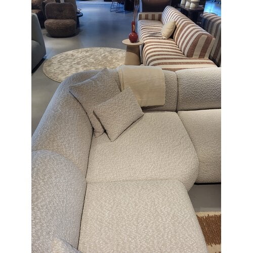 COMF Collection Paloma Zetel - Opstelling: 1,5-zits (arm links) + Hoekelement trapeze + 2,5-zits (zonder armen) + Eiland (rechts) - in Stof: Calma, Kleur: 110 (cat. C) COMF Collection Paloma Zetel - Opstelling: 1,5-zits (arm links) + Hoekelement trapeze + 2,5-zits (zonder armen) + Eiland (rechts) - in Stof: Calma, Kleur: 110 (cat. C)