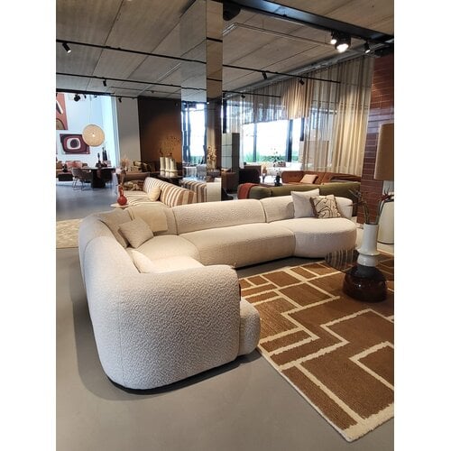 COMF Collection Paloma Zetel - Opstelling: 1,5-zits (arm links) + Hoekelement trapeze + 2,5-zits (zonder armen) + Eiland (rechts) - in Stof: Calma, Kleur: 110 (cat. C) COMF Collection Paloma Zetel - Opstelling: 1,5-zits (arm links) + Hoekelement trapeze + 2,5-zits (zonder armen) + Eiland (rechts) - in Stof: Calma, Kleur: 110 (cat. C)