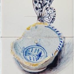 Frisiantiles Fliesentableau-Schmetterling auf Majolikaschale