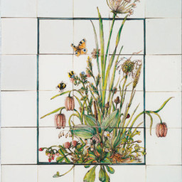 Frisiantiles Tegeltableau Zwanenbloem met insecten II
