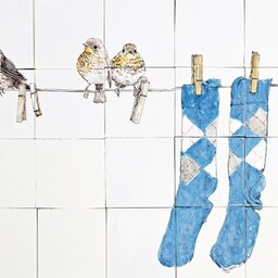 Frisiantiles Kacheltableau Rotkehlchen mit blauen Socken
