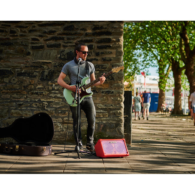 Boss Boss CUBE-ST2-R Cube Street II Red mobiele stereo versterker voor muziekinstrumenten en zang battery powered