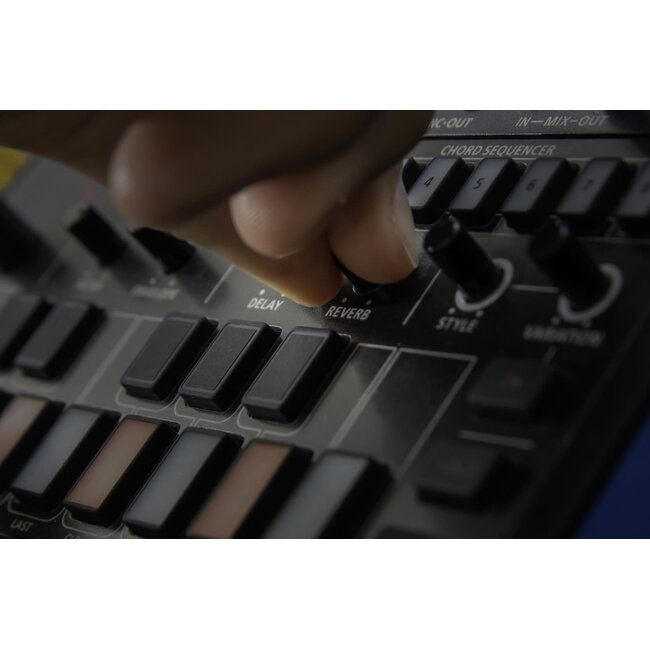 Roland J-6 Chord Sequencer synth Aira compact