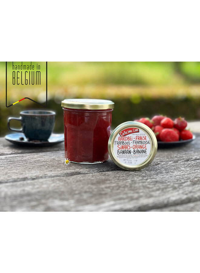 Une confiture artisanale aux fraises, framboises, orange et banane – faite à la main avec moins de sucre. Fruité et équilibré.