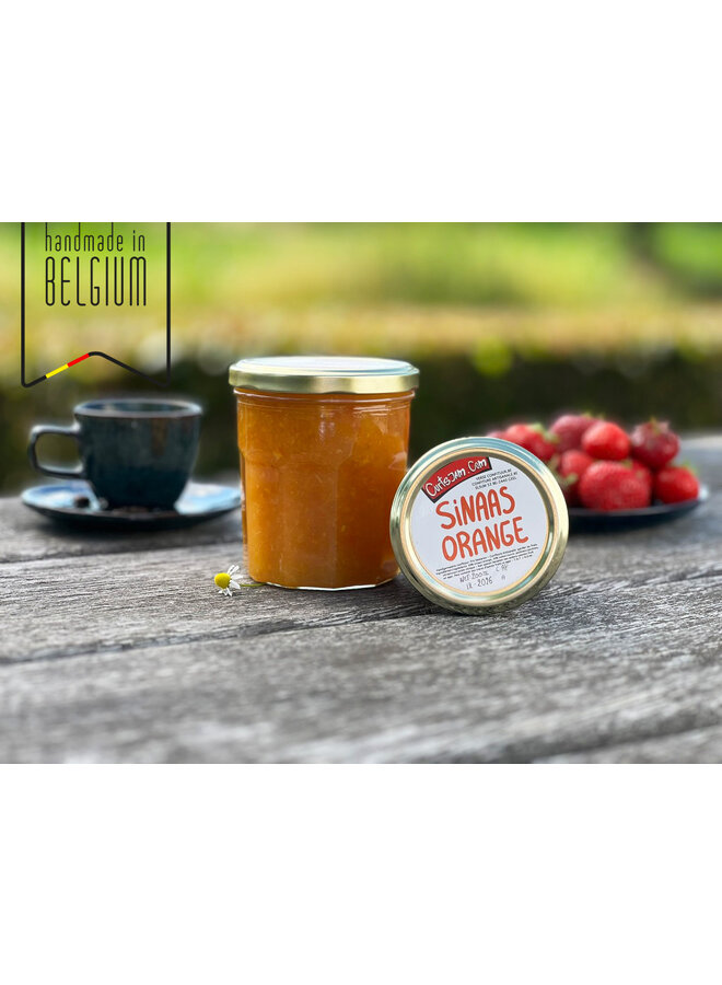 Une marmelade artisanale à l’orange sanguine avec morceaux d’écorce, préparée comme la vraie marmelade anglaise. Goût intense et authentique.
