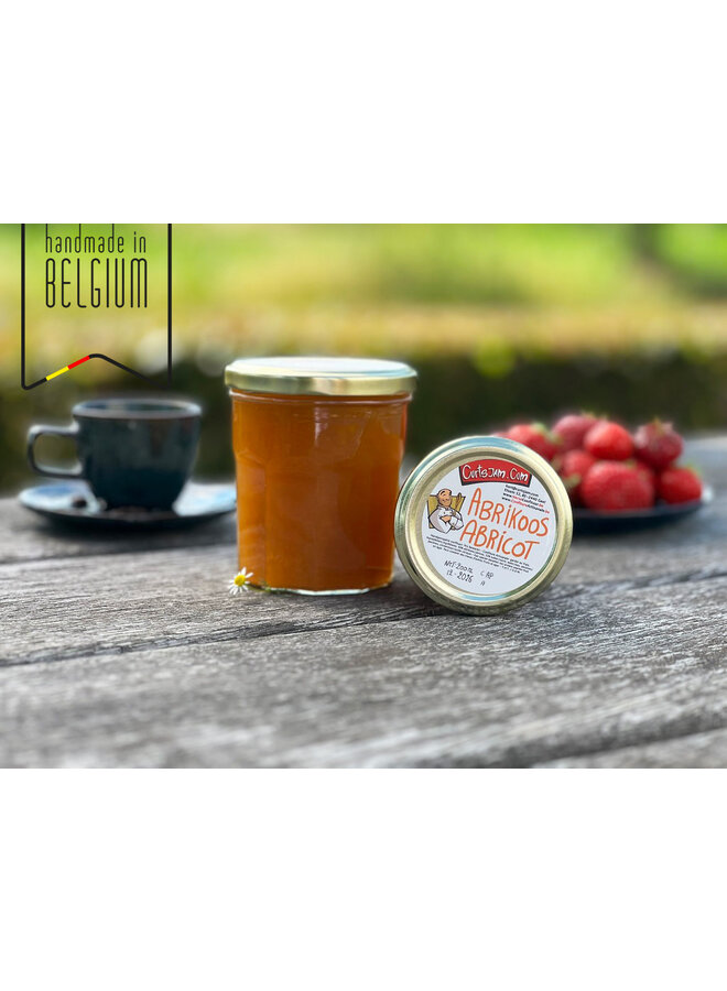 Confiture artisanale d'abricots mûrs, cuisinée avec moins de sucre. Un vrai plaisir sur une tartine ou dans un dessert.