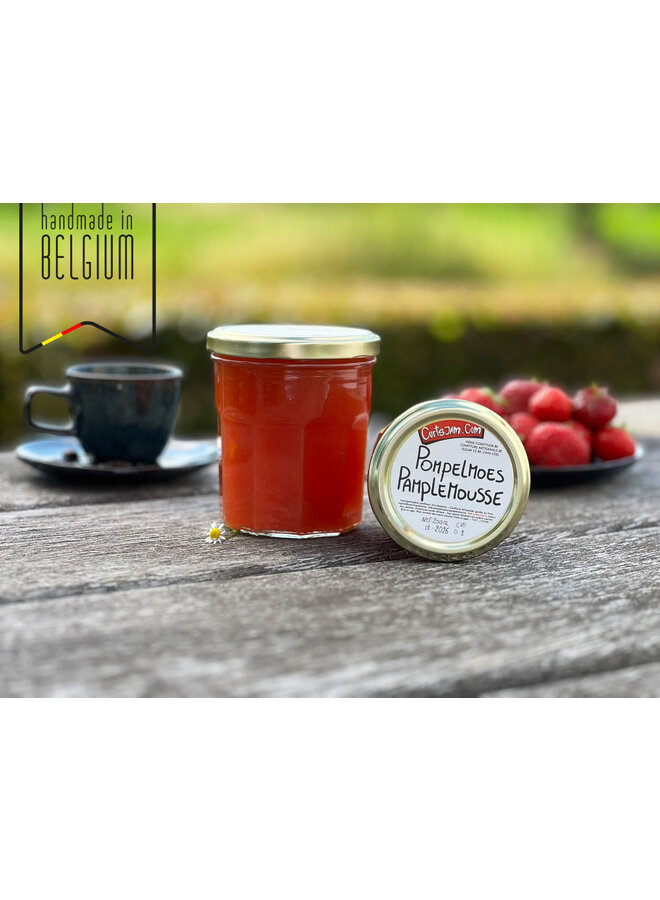 Confiture artisanale au pamplemousse, au goût subtilement amer et rafraîchissant. Parfaite pour réveiller vos tartines.