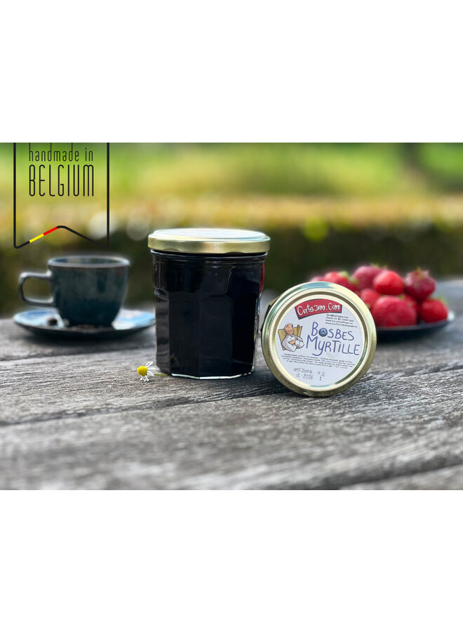 Dieppaarse confituur boordevol smaak van blauwe bessen (bosbessen). Heerlijk op vers brood, pannenkoeken of bij een dessert. Ambachtelijk bereid met minder suiker.