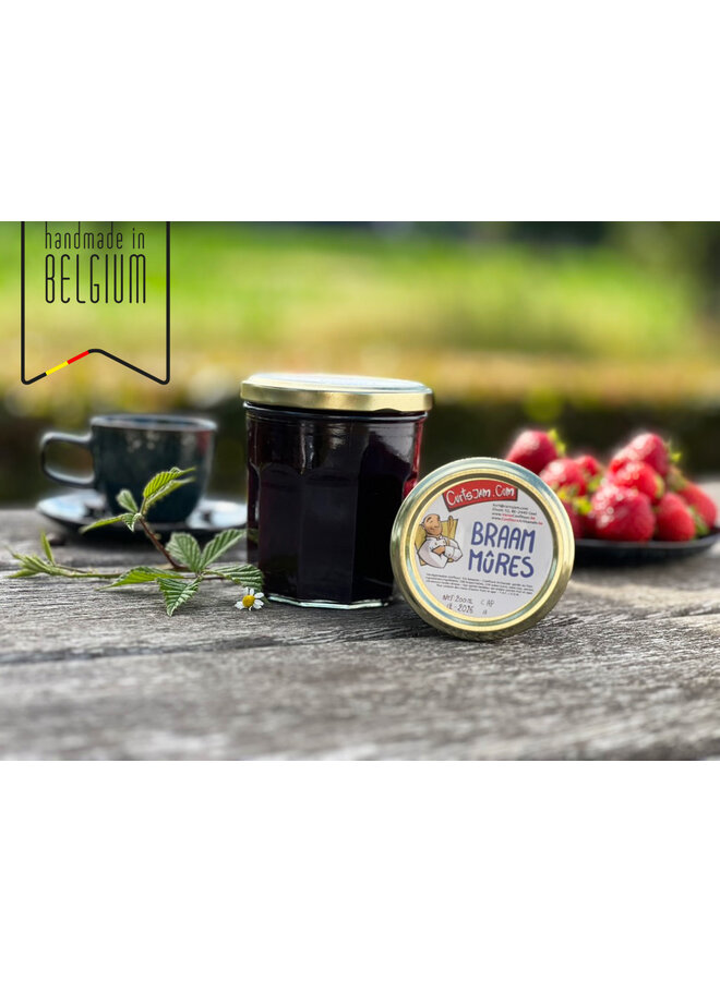 Tiefviolette Brombeerkonfitüre mit intensivem Aroma. Hausgemacht mit weniger Zucker – perfekt für Frühstück oder Käseplatte.