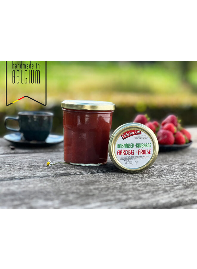 Handgemachte Konfitüre mit frischem Rhabarber und süßen Erdbeeren – ein köstlicher Klassiker mit ausgewogenem Geschmack.