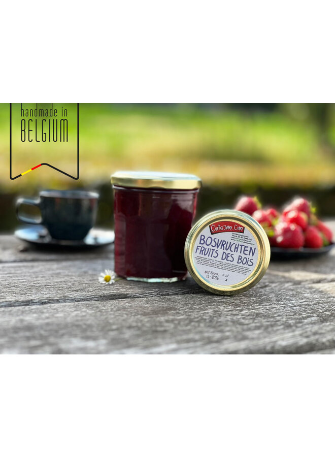 Une gelée soyeuse aux fruits des bois : fraise, groseille, mûre, framboise, cassis et myrtille. 70 % de fruits pour une douceur artisanale sans pépins.