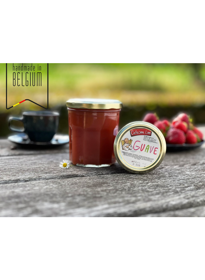 Tropisch, zachtzoet en met de hand bereid: deze guaveconfituur is een exotische jam om van te dromen. Heerlijk bij ontbijt of dessert.