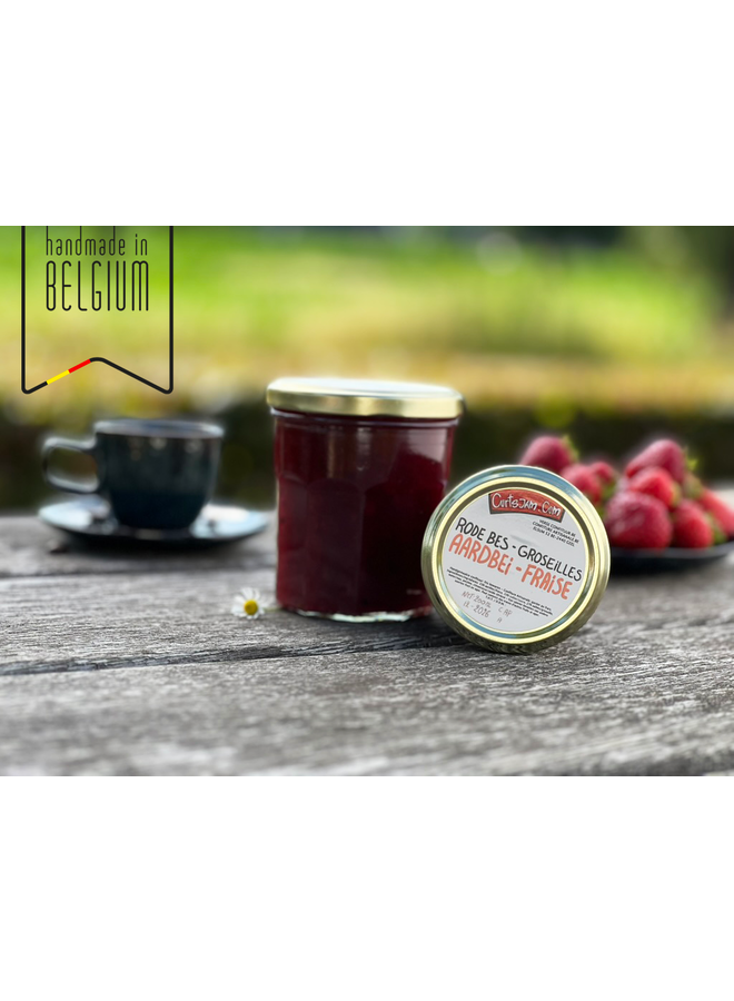 Fruchtige Erdbeeren treffen auf säuerliche rote Johannisbeeren – eine Konfitüre mit Charakter, handgemacht mit weniger Zucker.