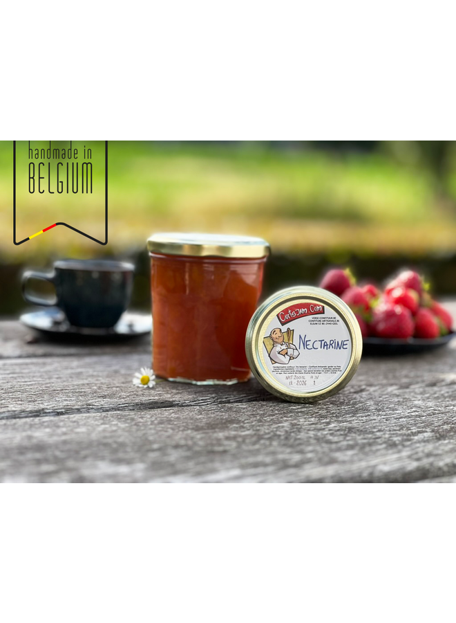 Confiture artisanale de nectarine, douce et fruitée. Préparée à la main pour un goût naturel et une touche estivale.