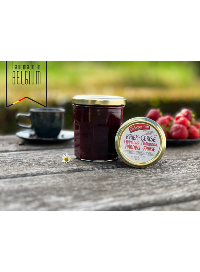 Fruchtige Konfitüre aus Erdbeere, Sauerkirsche und Himbeere. Hausgemacht und mit weniger Zucker.