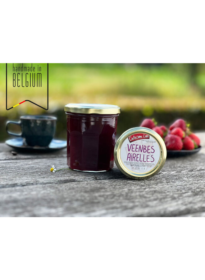 Dieprode veenbesconfituur met een subtiele appeltoets. Licht zurig, fruitig en perfect op een boterham – als een warme feestdag in een potje.