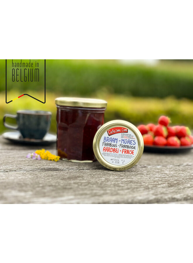 Fruchtige Mischung aus Brombeere, Himbeere und Erdbeere. Handgemacht mit weicher Textur – perfekt für Frühstück, Crêpes oder Joghurt.