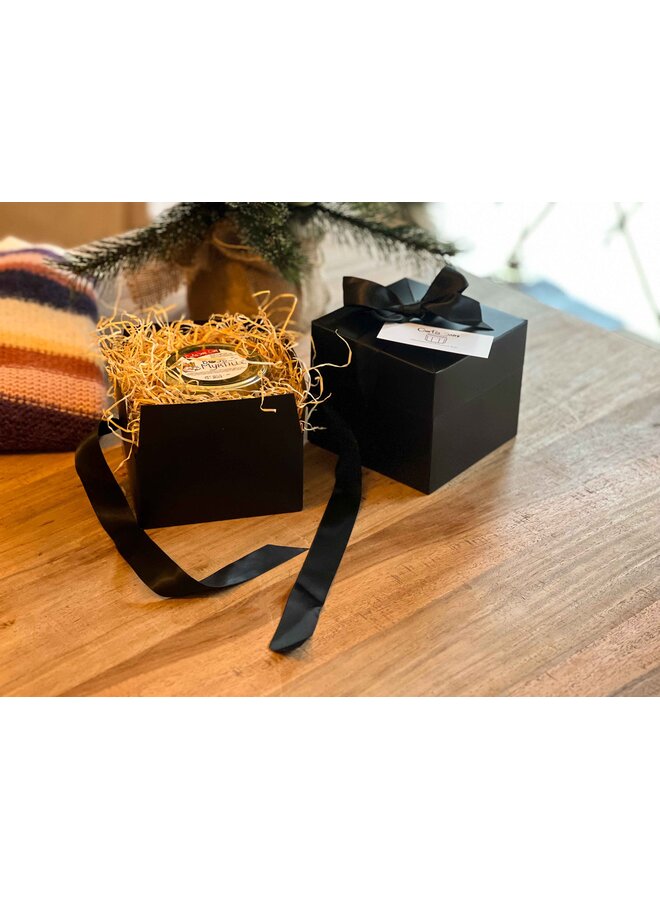 Stijlvolle zwarte geschenkdoos, inclusief kaartje met persoonlijke boodschap. Zonder confituur. Voeg jouw gewenste potje (groot of klein) apart toe aan het winkelmandje. Perfect voor verjaardagen of feestdagen.