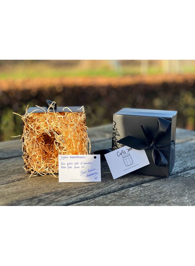 Boîte cadeau noire élégante, avec carte et message personnalisé. Sans confiture. Ajoutez le pot de votre choix (grand ou petit) séparément au panier. Parfait pour un anniversaire ou les fêtes.