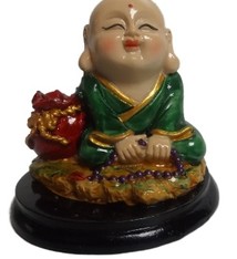 Happy boeddha baby met in zijn handen een mala ketting en rechts een klein bakje