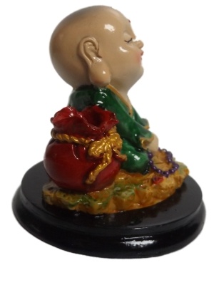 Happy boeddha baby met in zijn handen een mala ketting en rechts een klein bakje