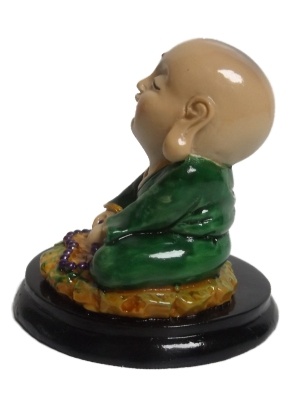 Happy boeddha baby met in zijn handen een mala ketting en rechts een klein bakje