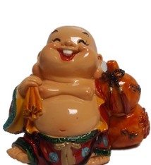 Goudkleurige kleine happy boeddha, met hoeloe vrucht