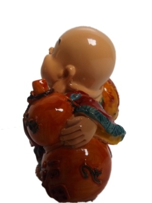Goudkleurige kleine happy boeddha, met hoeloe vrucht
