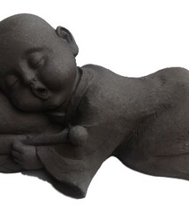 Kindmonnik luisterend naar klankschaal