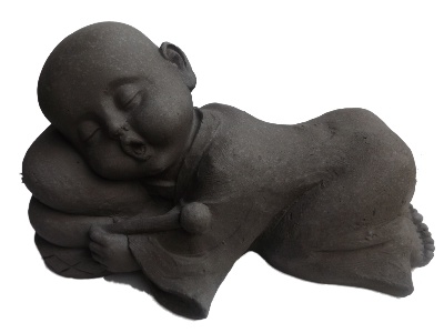 Kindmonnik luisterend naar klankschaal