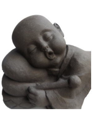 Kindmonnik luisterend naar klankschaal