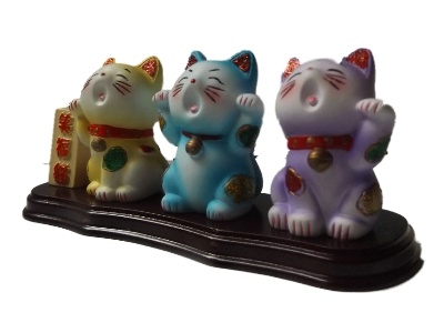 3 Lucky cat op plankje