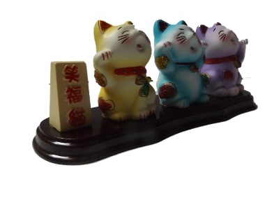 3 Lucky cat op plankje