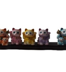 5 Lucky cat op plankje