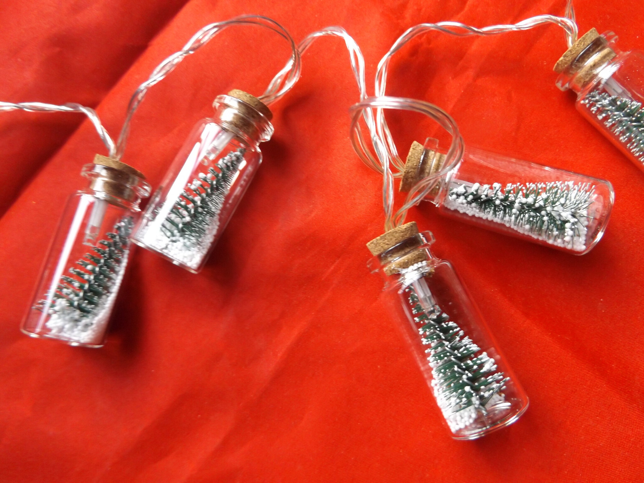 LED verlichtingslinger met 8 flesjes boom en sneeuw