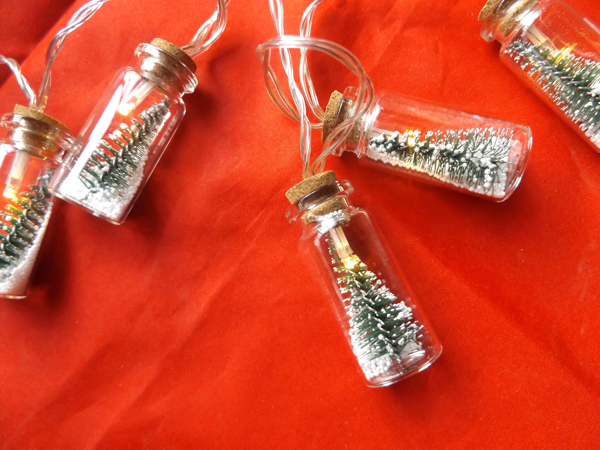 LED verlichtingslinger met 8 flesjes boom en sneeuw