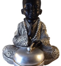 Mediterende monnik met bel in het zilver/zwart.