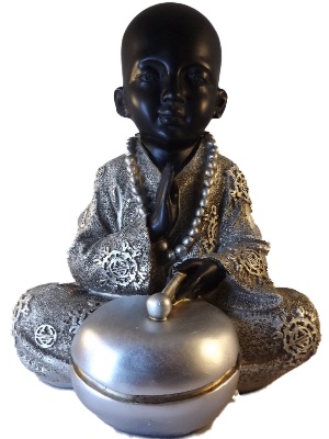 Mediterende monnik met bel in het zilver/zwart.