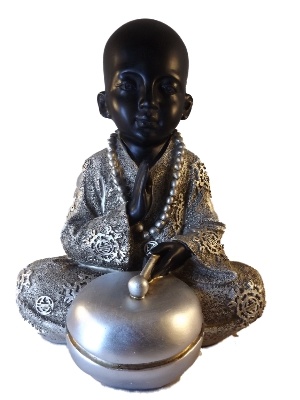 Mediterende monnik met bel in het zilver/zwart.