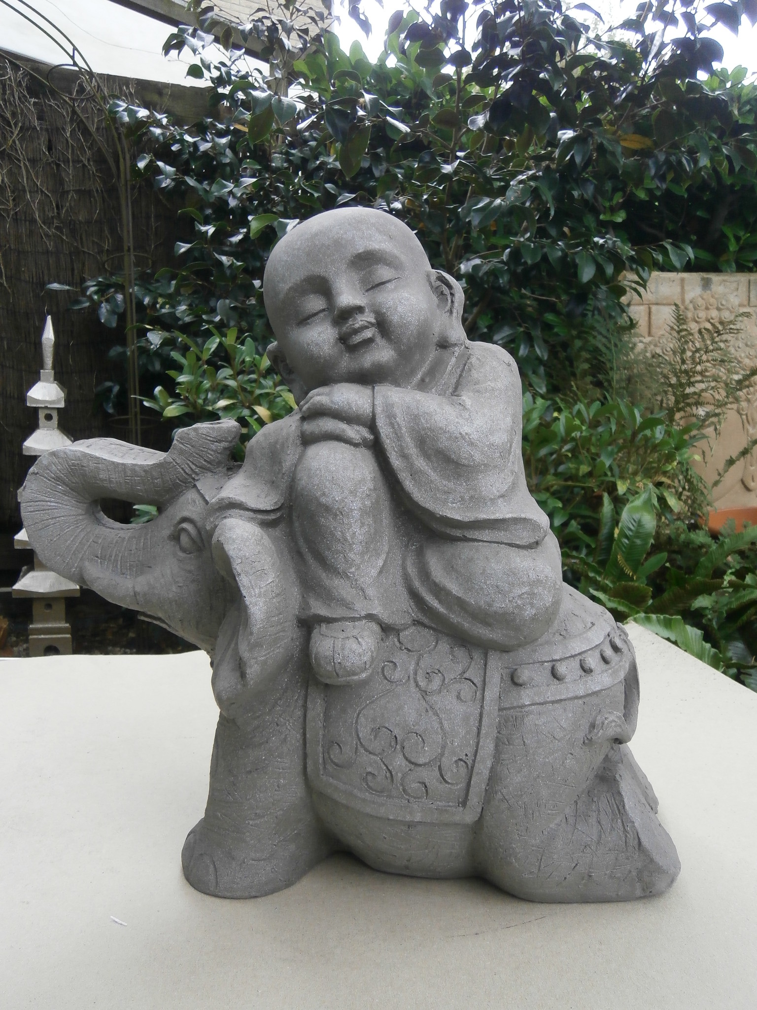 Kindmonnik op olifant granite kleur