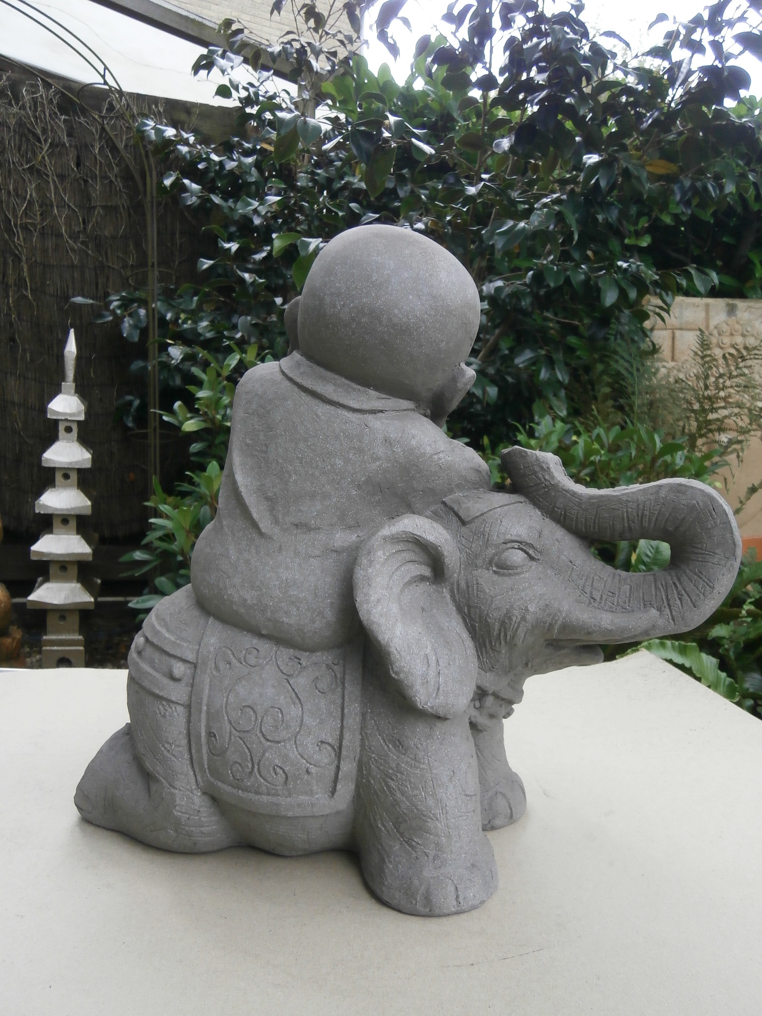 Kindmonnik op olifant granite kleur