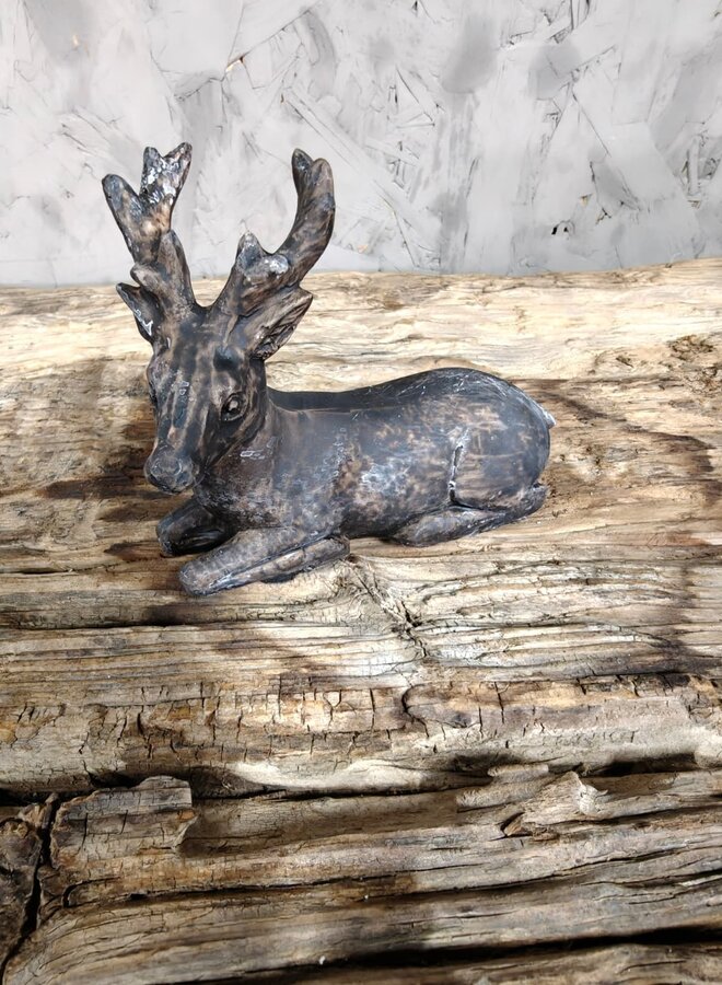 Decoratiebeeld Hert Liggend – Stoer en Sfeervol