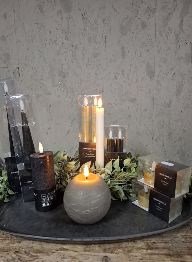 Zwarte LED Kaars Dennenappel – Groot (Ø 11 × 16 cm)