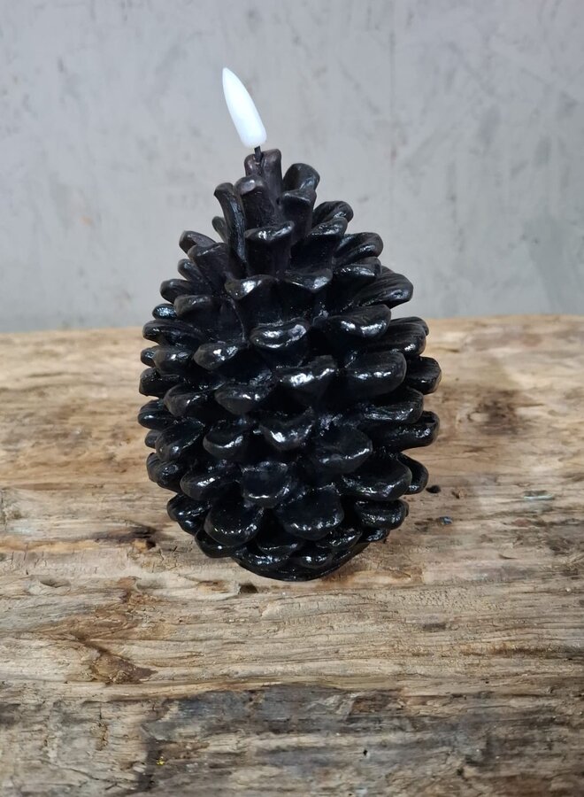 Zwarte LED Kaars Dennenappel – Groot (Ø 11 × 16 cm)
