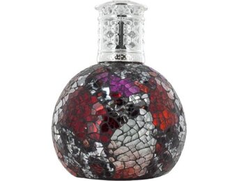 Ashleigh & Burwood - Geurlamp Vampiress