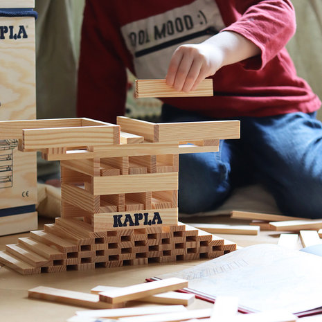 Kapla Kapla 280 stapelplankjes kist met voorbeeldboek rood (beginnende bouwers 6+) Kapla Kapla 280 stapelplankjes kist met voorbeeldboek rood (beginnende bouwers 6+)