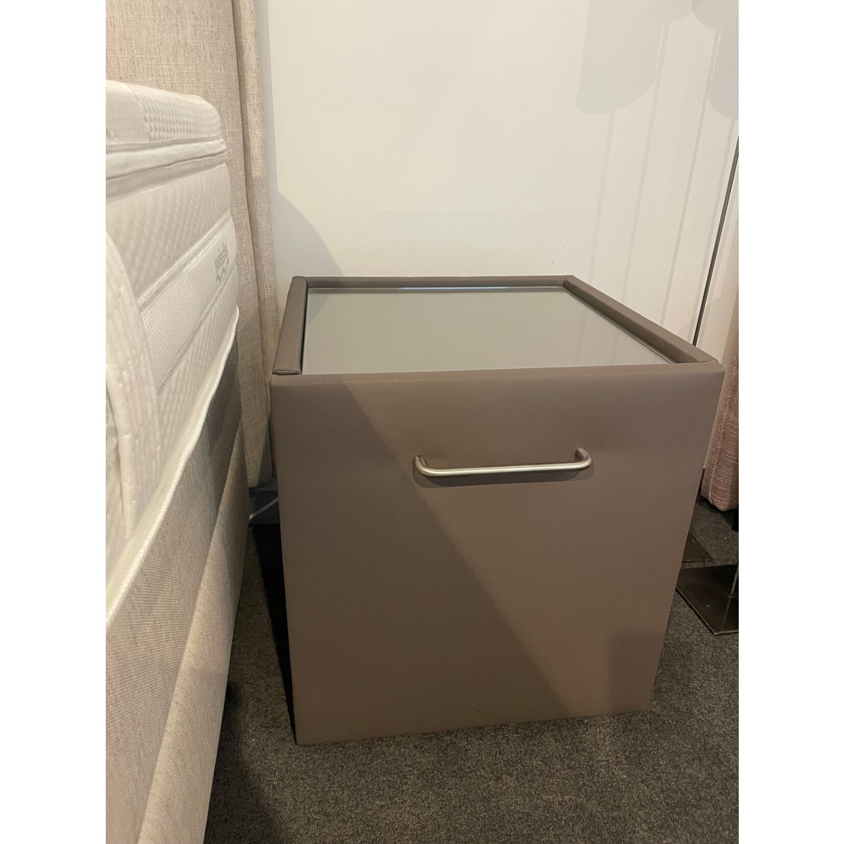 Sleepconsult Nachttafel Slide met 1 lade en glas in kunstleder taupe