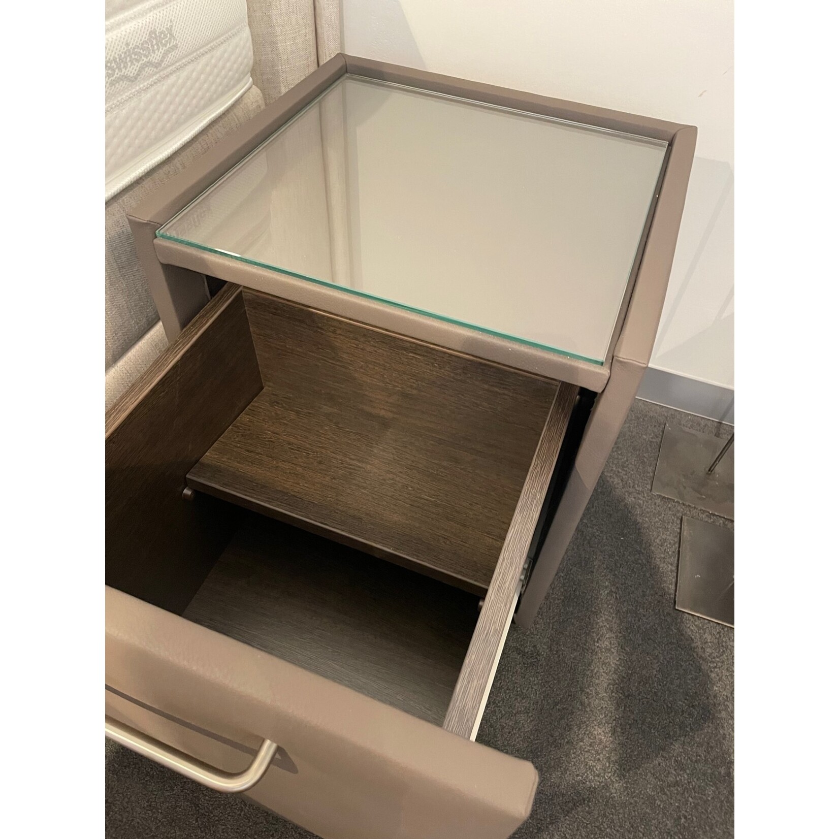 Sleepconsult Nachttafel Slide met 1 lade en glas in kunstleder taupe